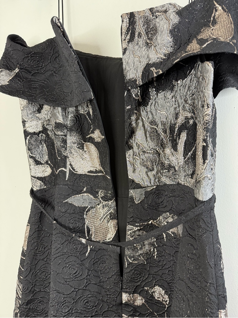 Teri Jon Rickie Freeman Black
Off-the-Shoulder Metallic Floral Jacquard dress 14 - Picture 8 of 11